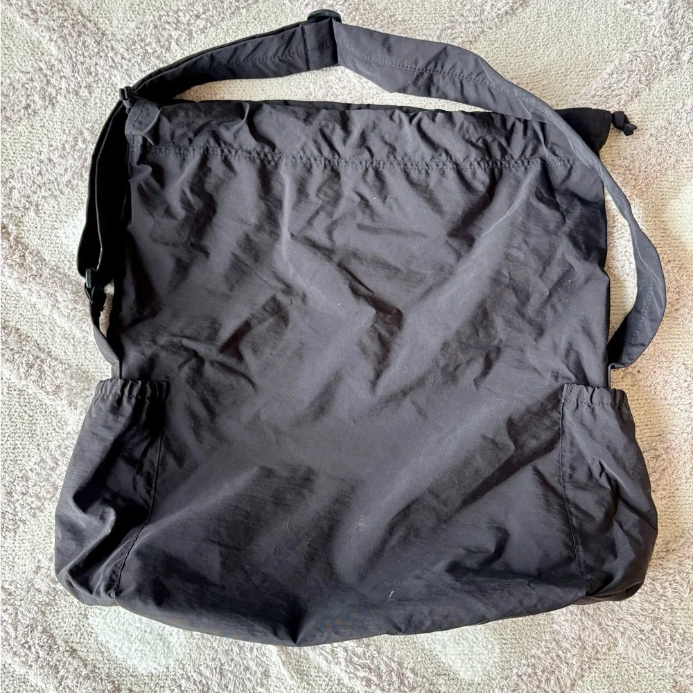 Uniqlo Black Women's Messenger Bag - Lightweight Crossbody - Picture 2 of 3